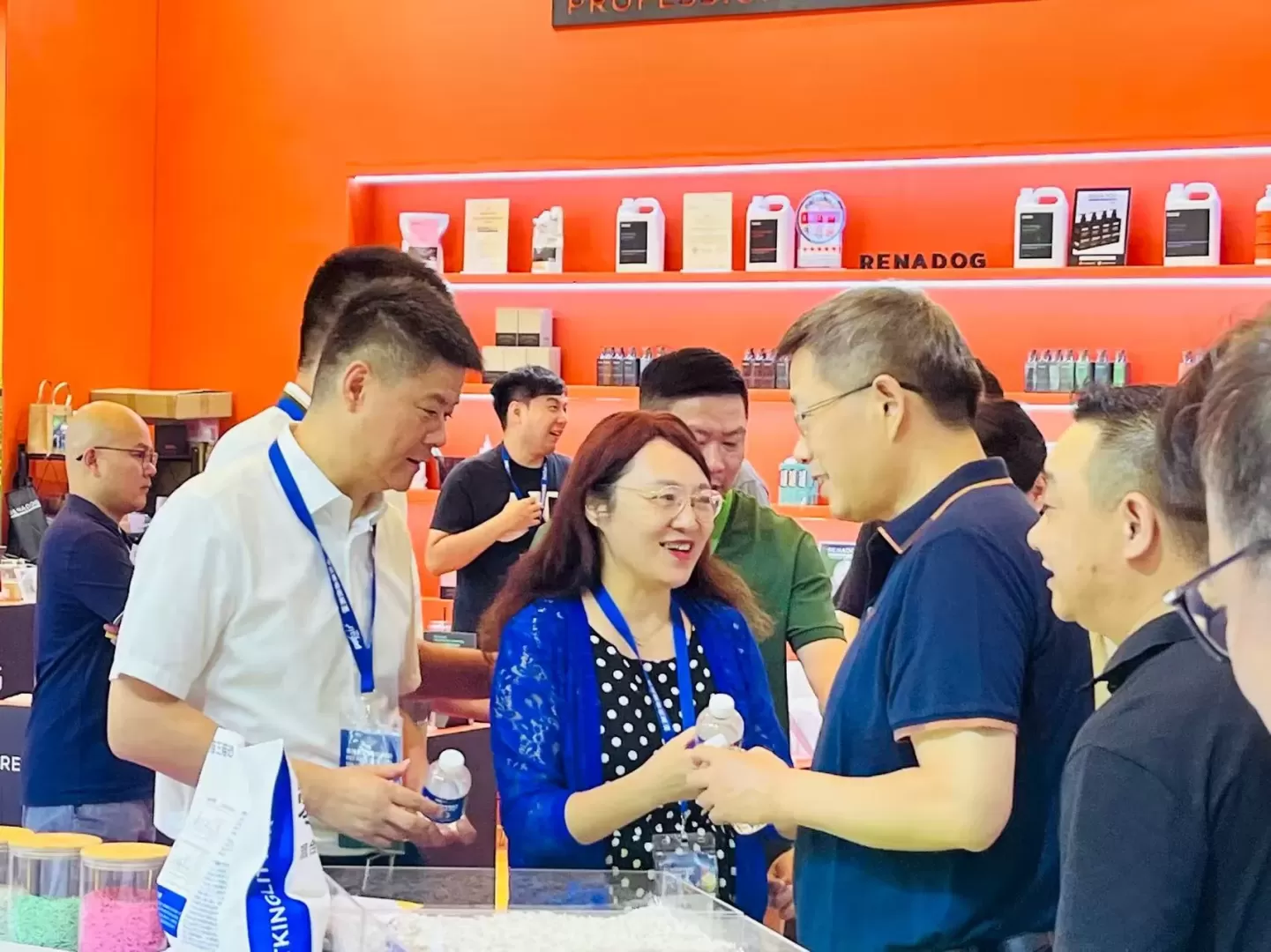 市委书记宁波一行莅临第27届亚洲宠物展恒杰集团展位，考察指导宠物产业发展